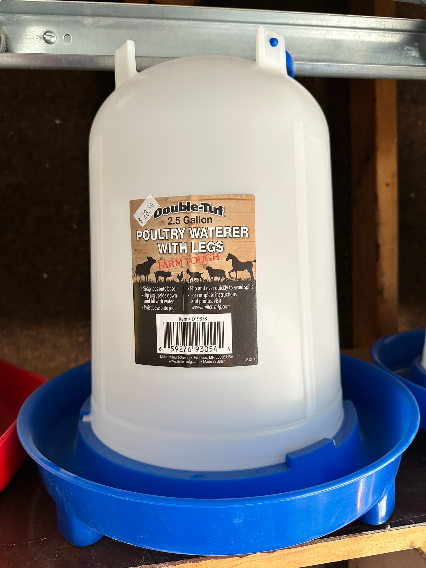 POULTRY WATERER WITH LEGS